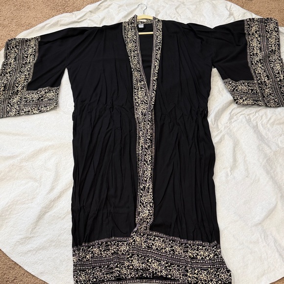Elegant Black and White Women's Robe / swim cover up - Picture 6 of 10